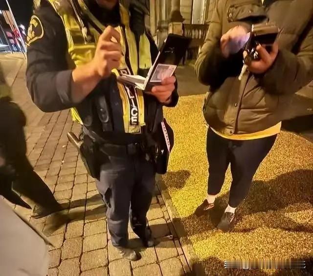 为什么当街有人被打，围观的人越多，反而越没人出手？不是人性冷漠，是责任稀释。当每