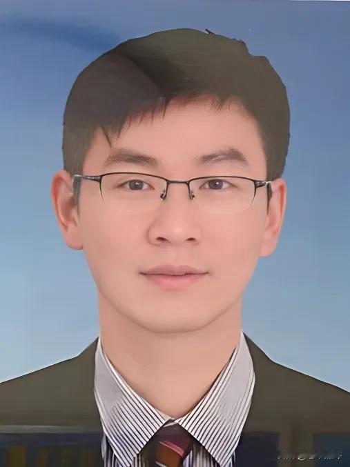 副镇长大半夜叫人妻KTV陪唱，疯狂到上人家砸门叫人，你说这事儿有那么简单吗？

