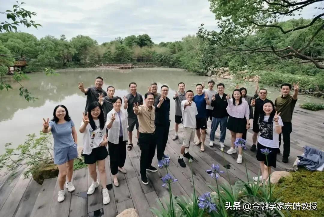 马云罕见现身公司团建，释放了什么信号？
 
谁能想到马云带队阿里、蚂蚁一众高管挽