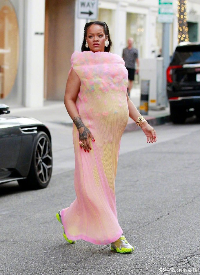 蕾哈娜孕妇装街拍蕾哈娜挺孕肚街拍 三胎宝妈蕾哈娜 (Rihanna) 新街拍有，