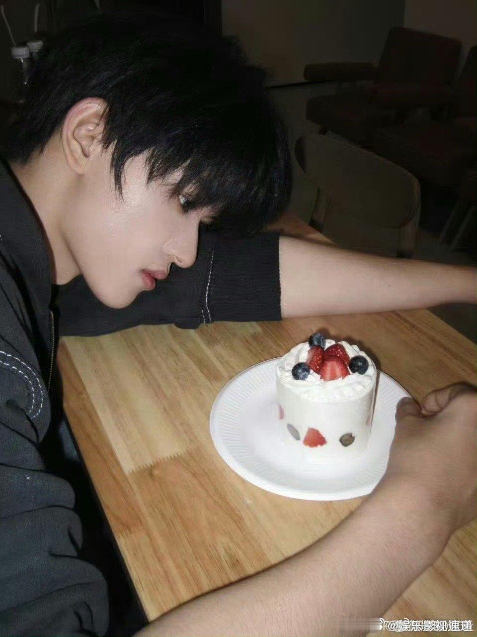 张极 给你们拍的张极不是抓拍是给你们拍的 别人营业是完成任务，他营业是在享受和粉