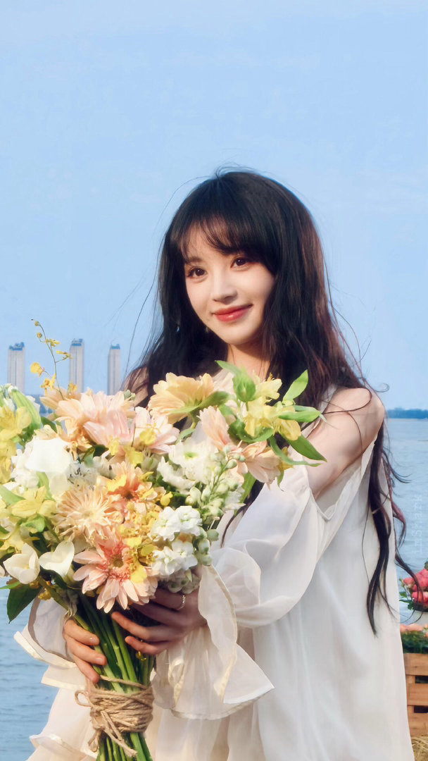 这个田曦薇如此美萌小田站在那儿，就是一幅画。清新脱俗又不失灵动娇憨，美得没有攻击