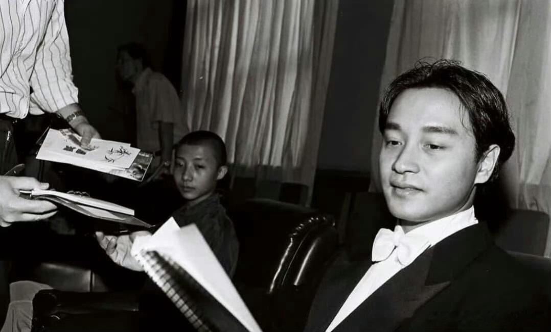 【1993年 张国荣和尹治珍贵合影】应该是哥哥在戛纳电影节之后接受群访时候的抓拍