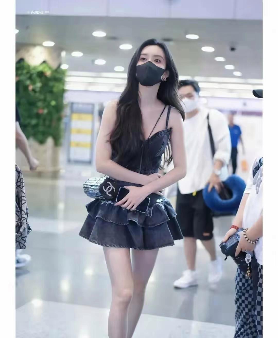 孟子义这身露脐装太绝了，小蛮腰火辣到让人疯狂！ 