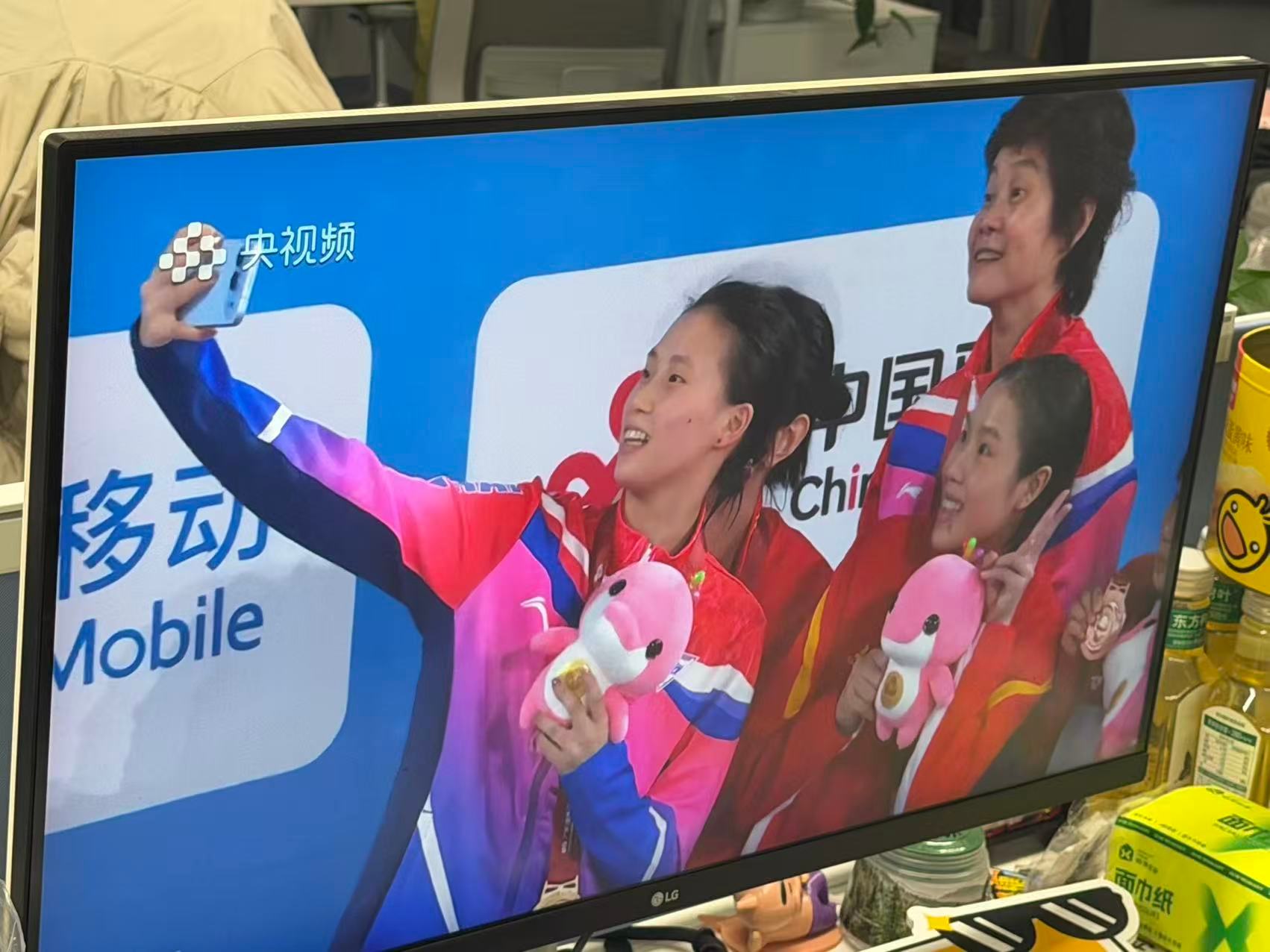 陈芋汐全运会10米台金牌，现场直接用荣耀500自拍记录金牌时刻。这外观是真有辨识