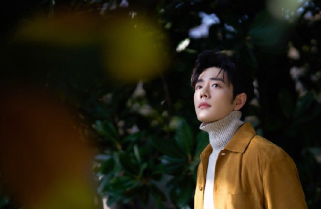 肖战米色高领毛衣 肖战米色高领毛衣出图。 