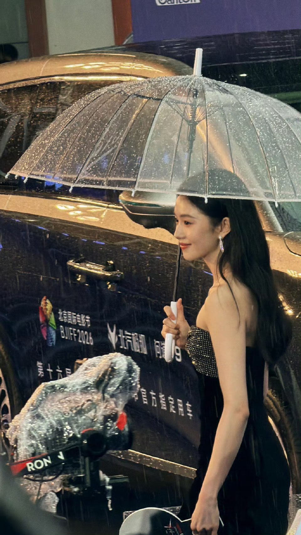 刘浩存救命！雨中的存子也太绝了吧🥹 每一帧都是电影镜头，美得像从画里走出来的精