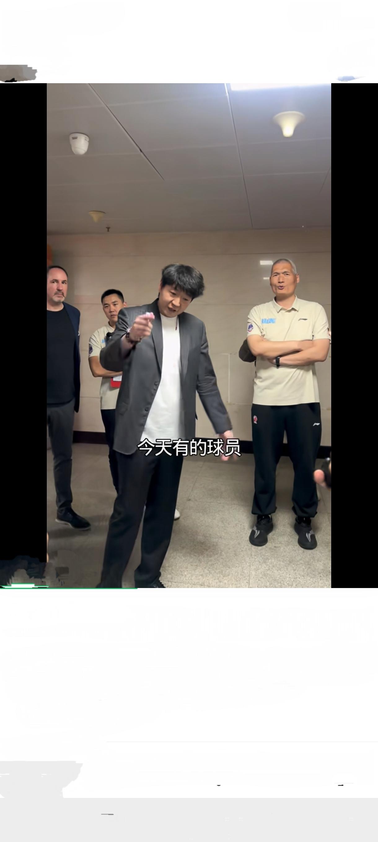 一向儒雅的山东高速男篮主教练邱彪在赛后忍无可忍，大爆粗口，TM的今天有的球员就不