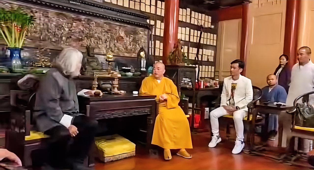 张胡子想请方丈主演武侠片《花和尚》，这想法挺新奇。“花和尚”很容易让人联想到鲁智