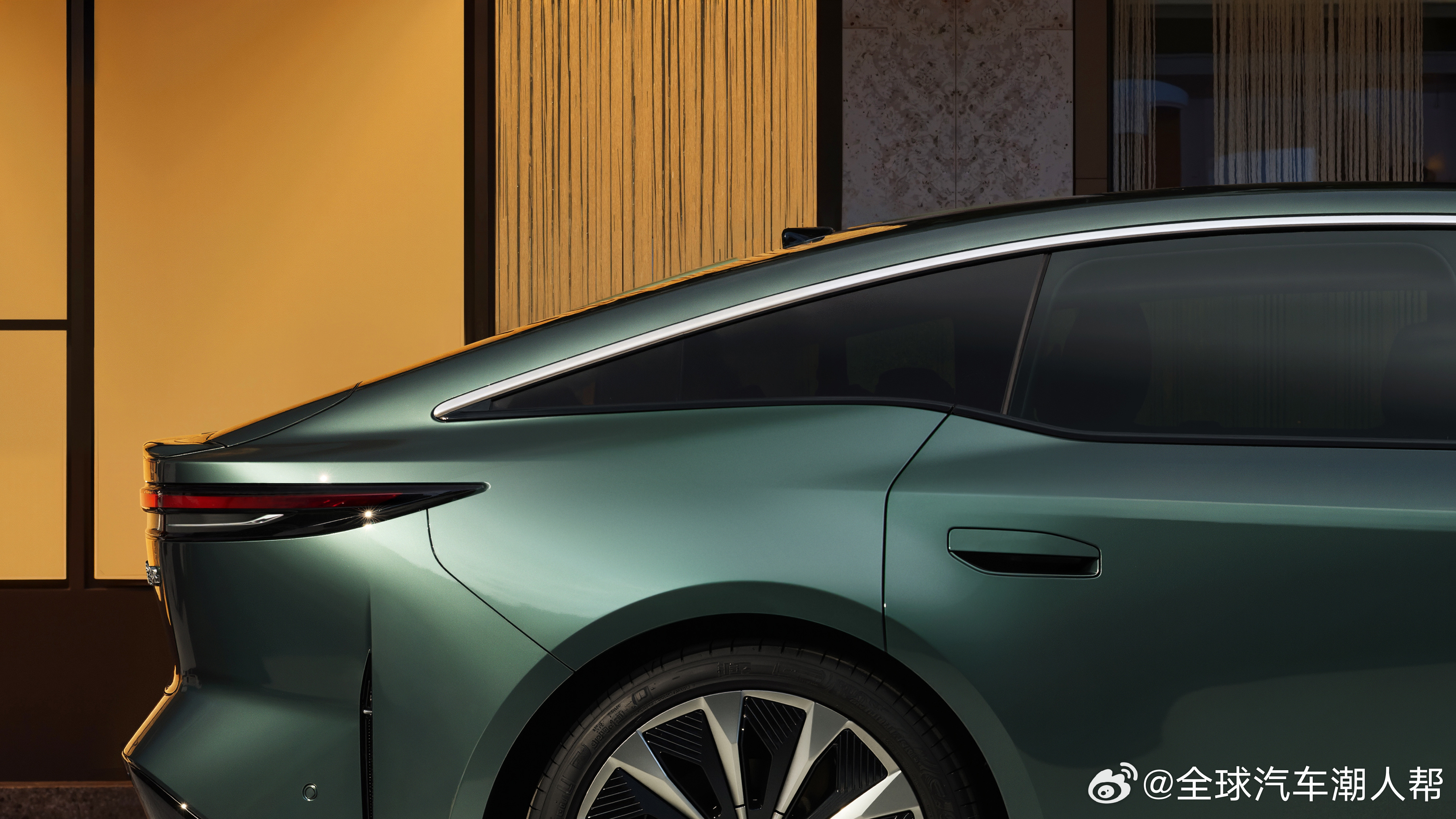 跟家人一起看车，大家都被铂智7的“浪漫长三角”吸引，长辈说有东方韵味，年轻人觉得