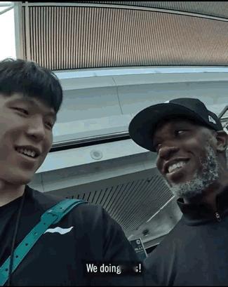 到哪都会被围观！连教练都要蹭杨瀚森的流量，下一场——休斯敦！杨瀚森用夹杂着中英文