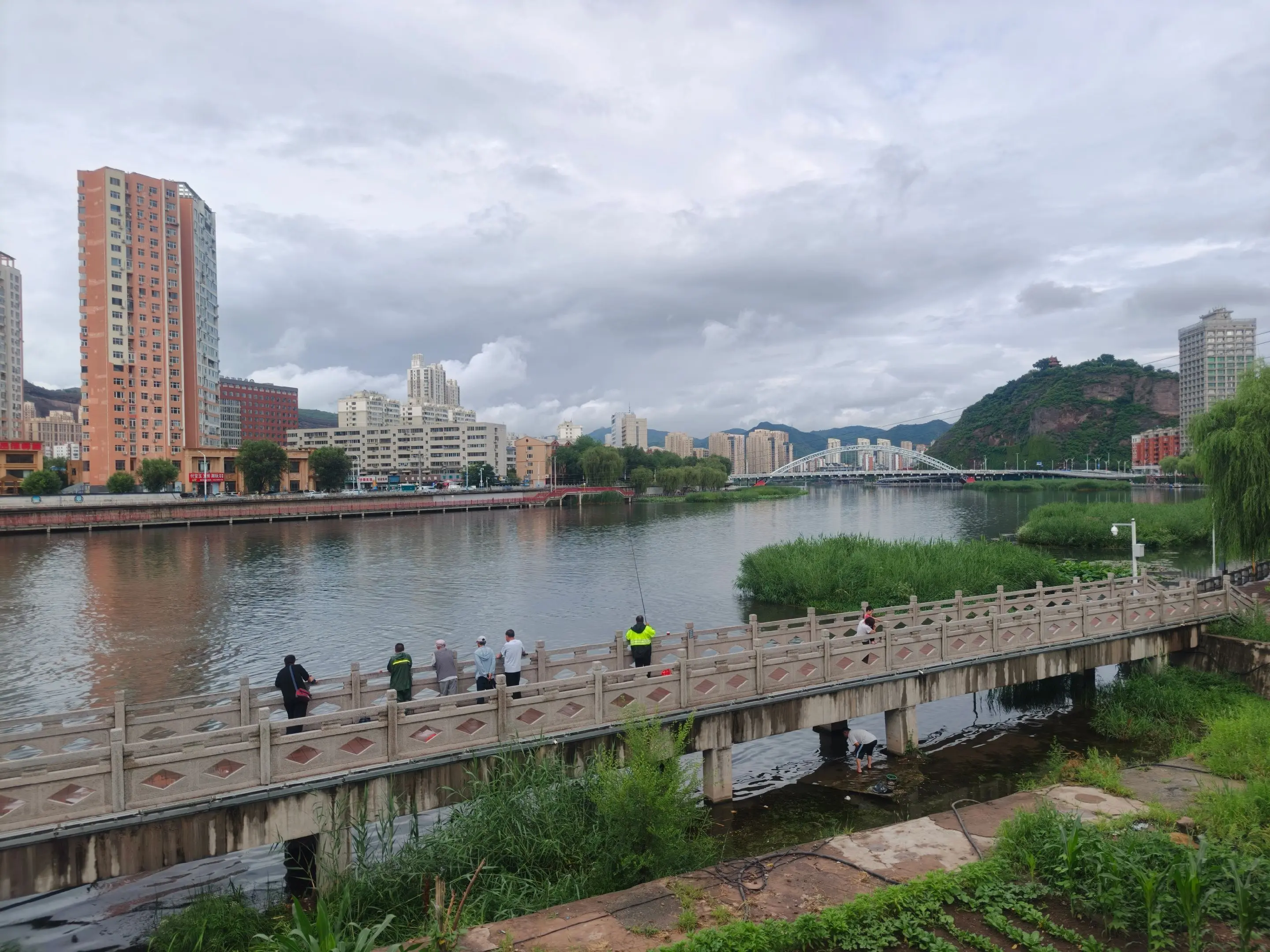 承德武烈河畔小景。从避暑山庄回来，雨渐渐的停了，趁着下午还有点时间，赶...