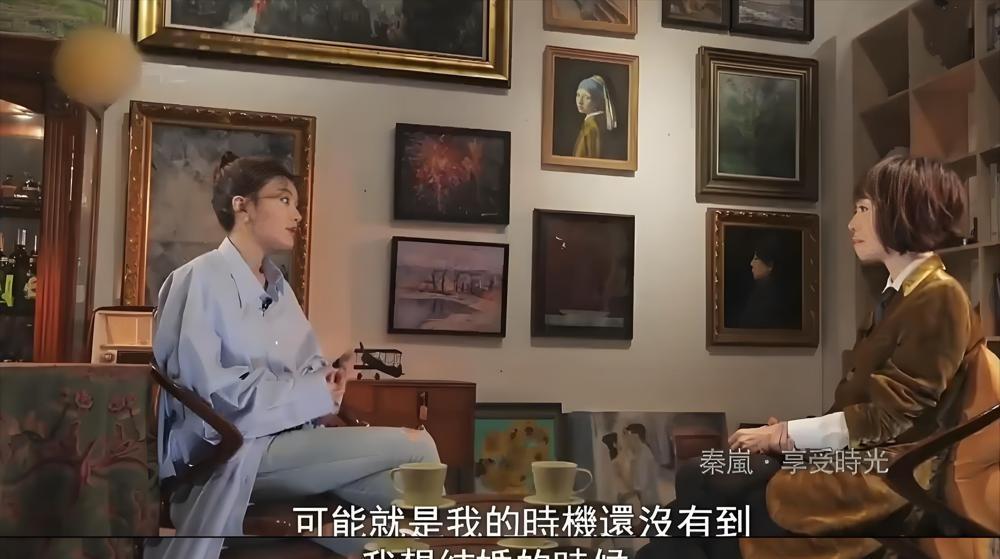 47岁，被拍到穿着情侣卫衣走机场，同款拖鞋进小区，男方他爸亲自开车接送，一家子去