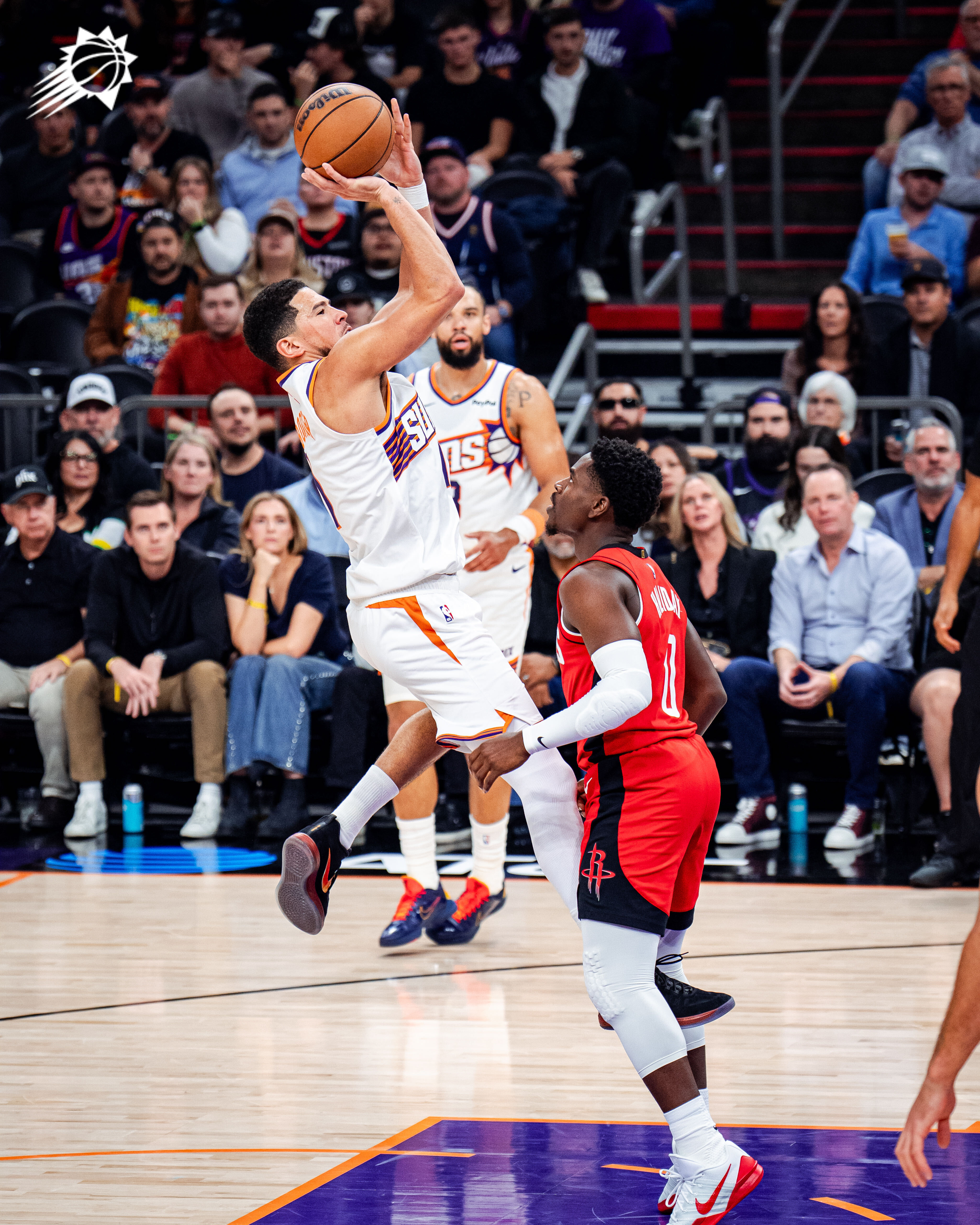 布克命中高难度后仰跳投🎯！！！目前比分：火箭20-17太阳