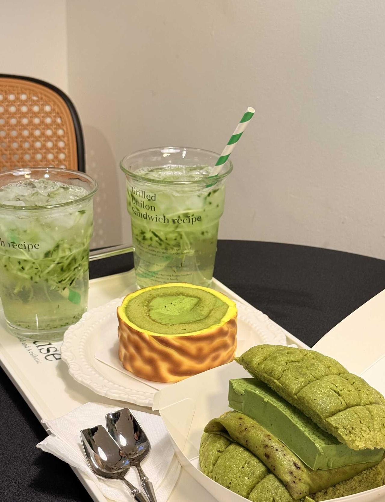 藏在六运小区的抹茶甜品🍵
下雨天的傍晚到店 店里人不多 安静舒适～
苦抹虎皮卷