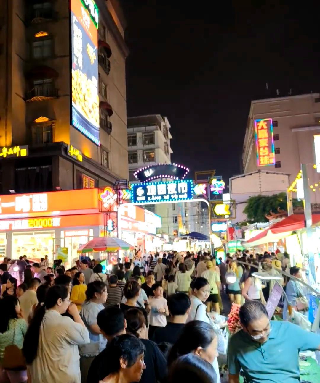 琅西夜市 可怕可怕可怕

到处人挤人，南宁真的变成旅游城市了。昨晚出门凑了下热闹