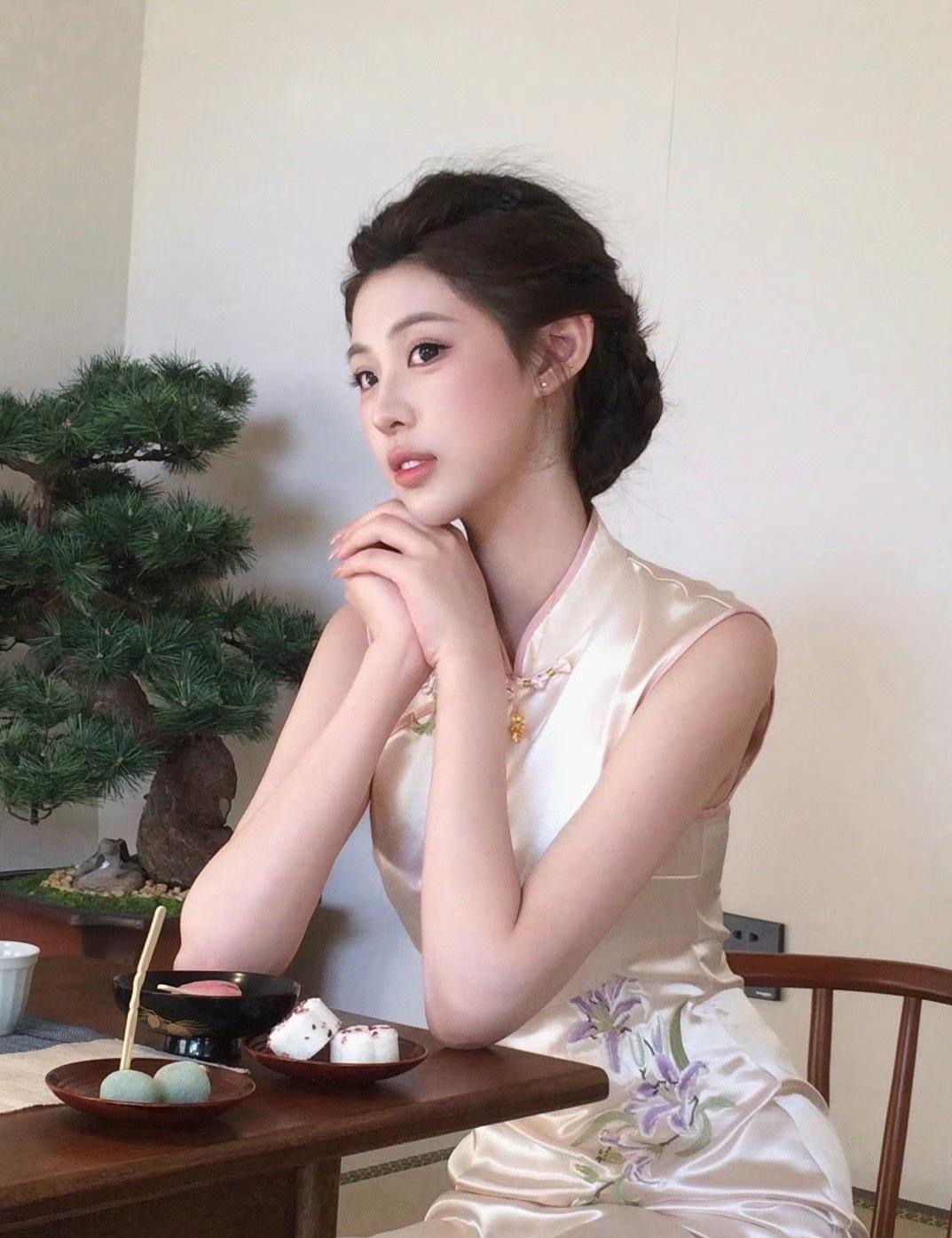 优雅的东方美人，沉思在茶香中。怎样穿搭能显示出温柔的女生气质?