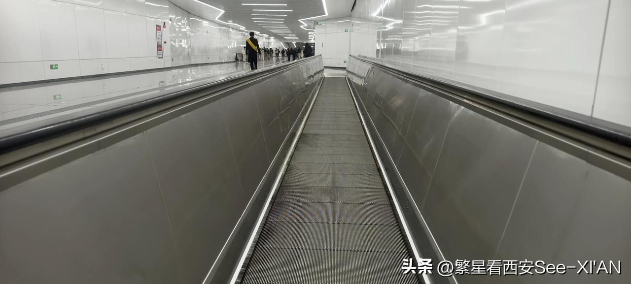 地铁15号线开通在即。12月23日，作为市民与媒体代表，我体验了西安地铁15号线