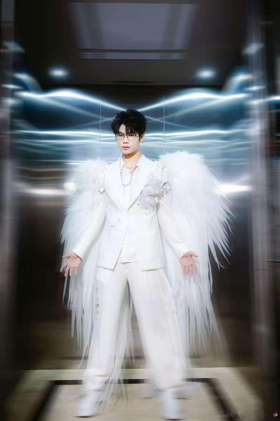 33天使下凡 谁能想到赛场上的枪神，下了场直接变身天使？33新造型大翅膀一亮相，