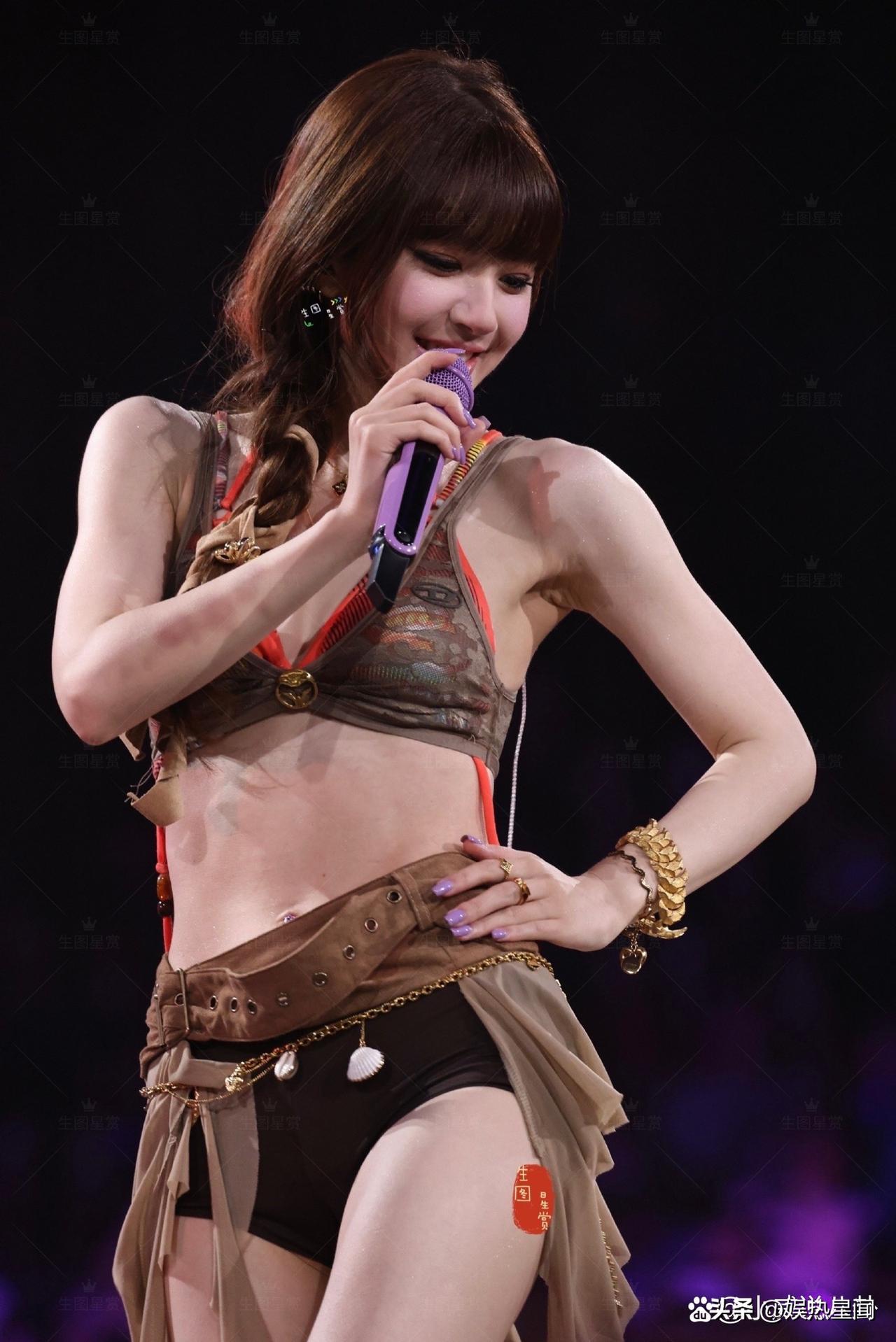 赵露思到底唱了啥歌？为什么她也能开演唱会？现在真的是个小明星就想开演唱会。这是她