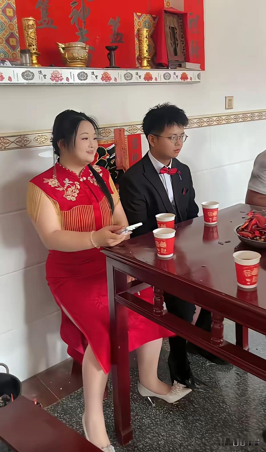 这对新人的差距是不是有点大呀，新娘子成熟的少妞，新郎官却象个孩子。