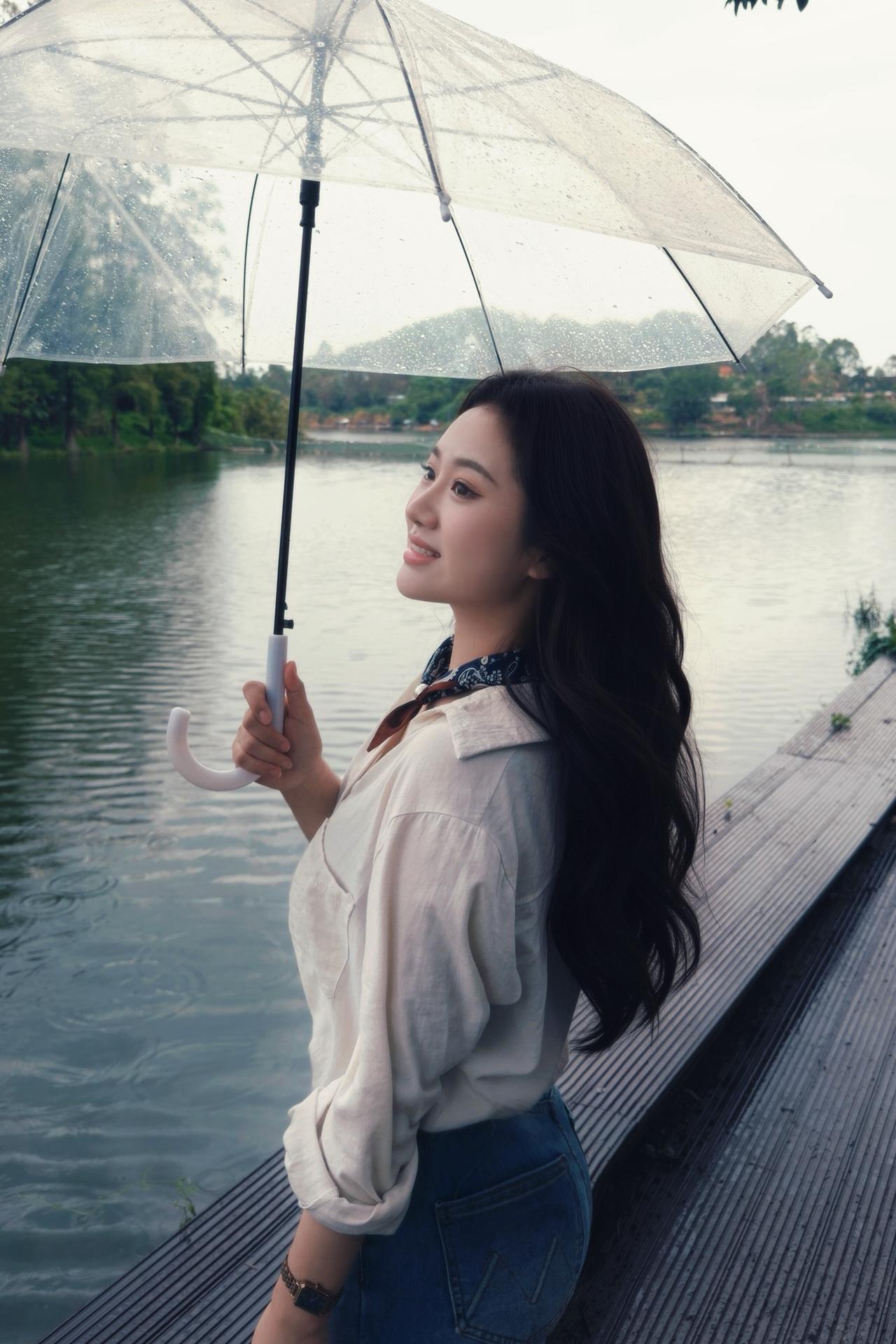 游山玩水的美女，在湖边撑伞微笑，在园林古装照湖边美女照 湖边美人景 湖边温柔少女