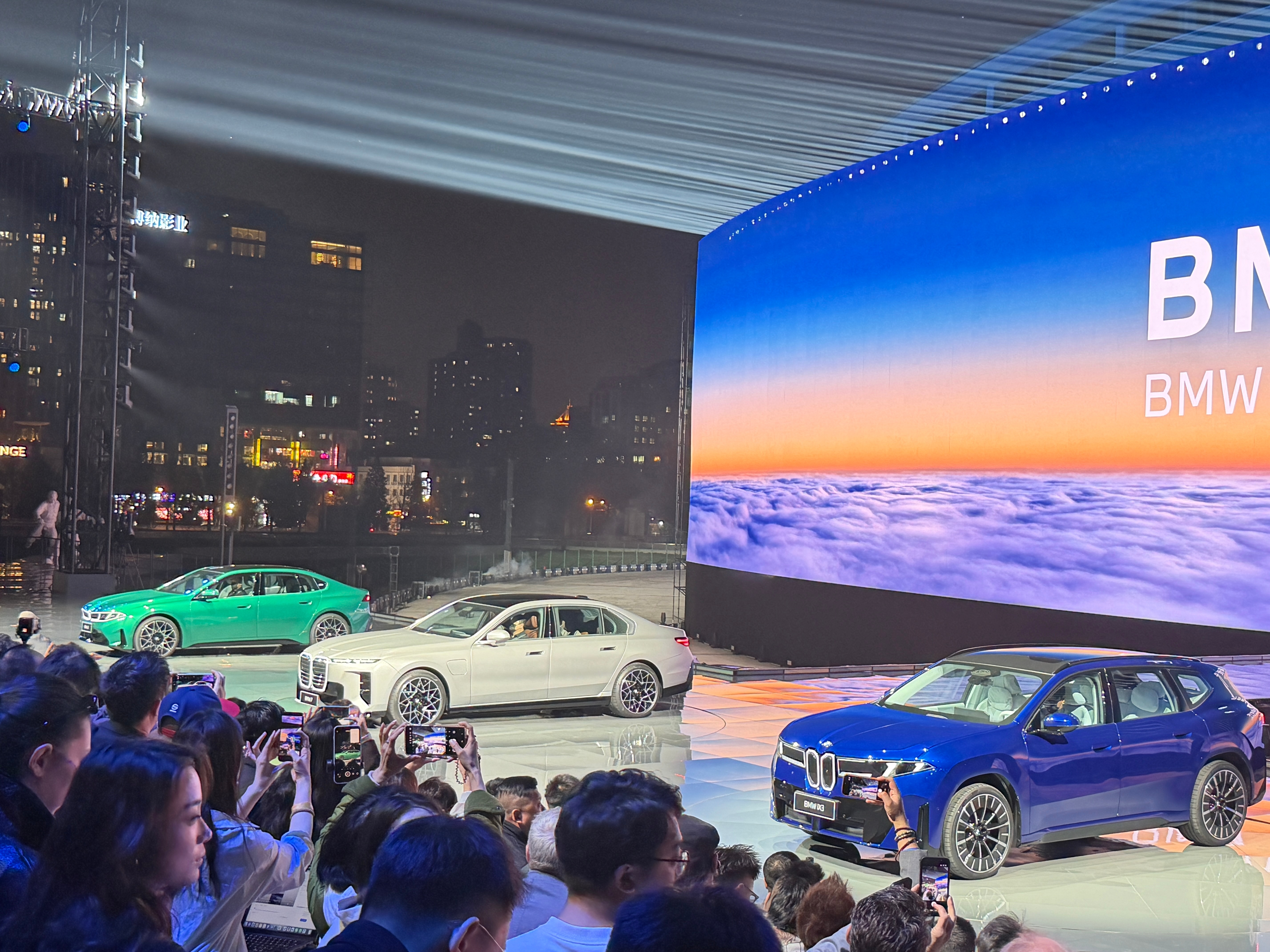 新世代BMW i3长轴距版全球首秀，CLTC续航里程突破1000公里，超3米轴距