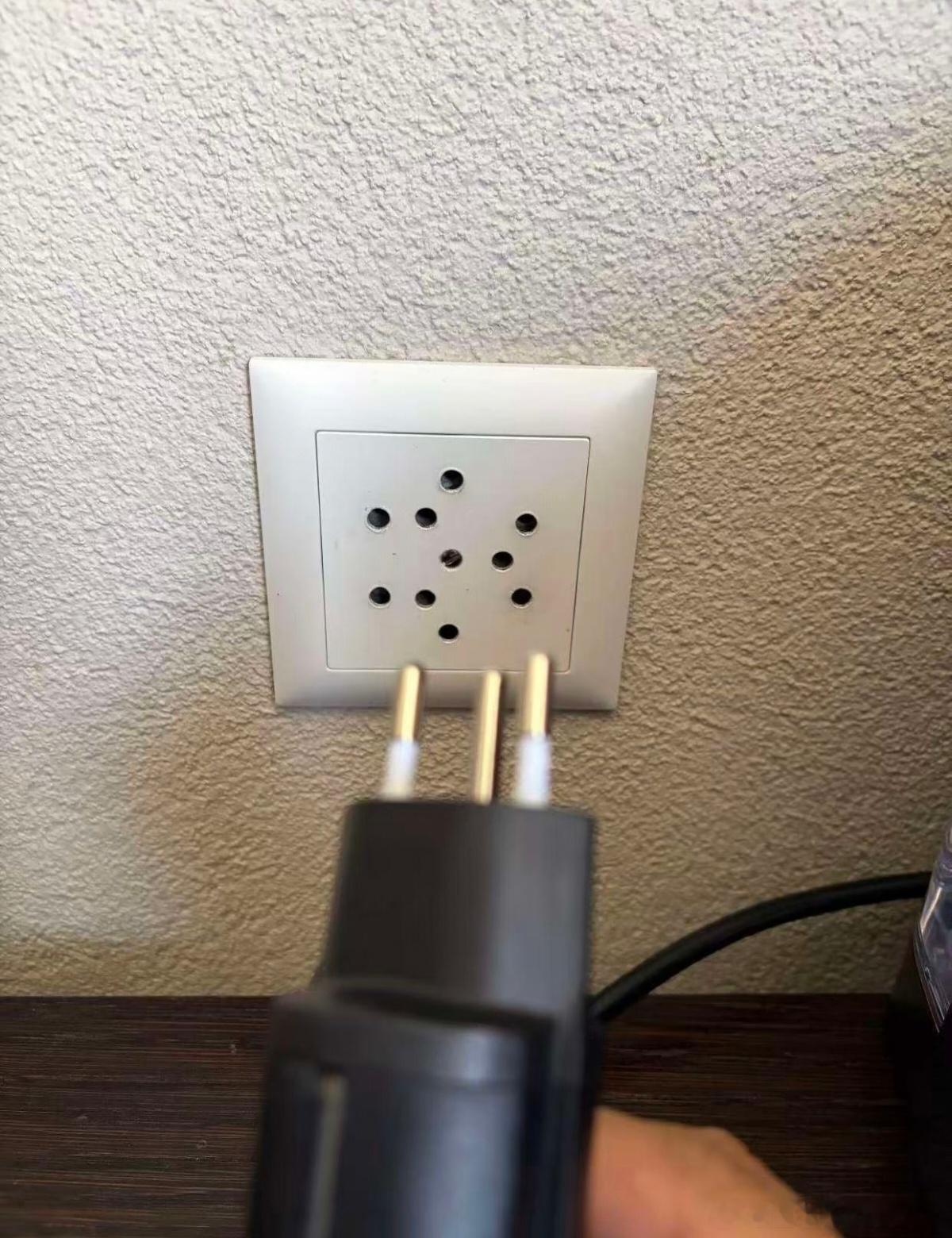 额，这是瑞士的插座？为啥是这样的？真的吗？
