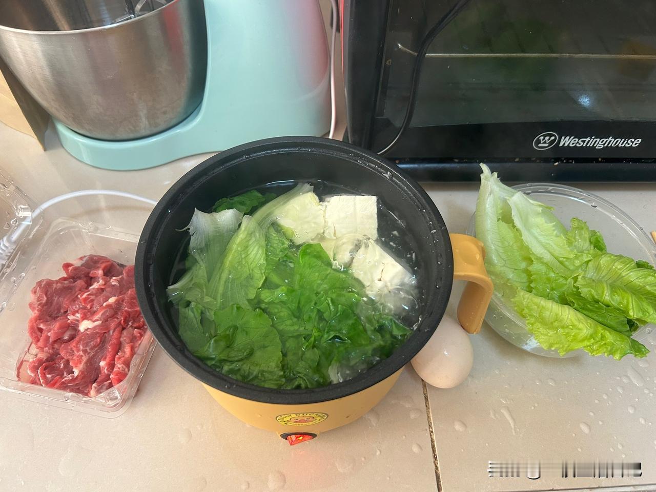 有了这个小电锅简直太方便了，昨天下午在网上买的鲜切牛肉、豆腐和馒头、榨菜，生菜是