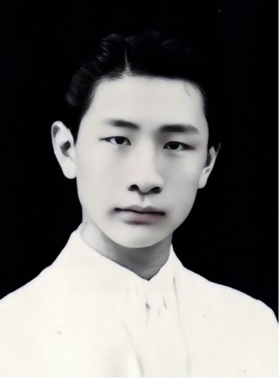 1940年，熟睡中的冯运修，突然感觉不对劲，好像是日军包围他家了。他从枕头下摸出