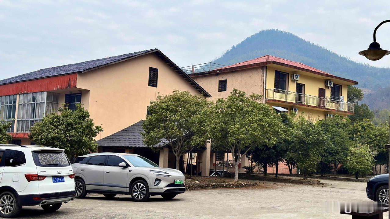 在宜春旅居，星期天我们到山中的美丽乡村游览，感觉现在的乡村已经没有了乡土的气息，