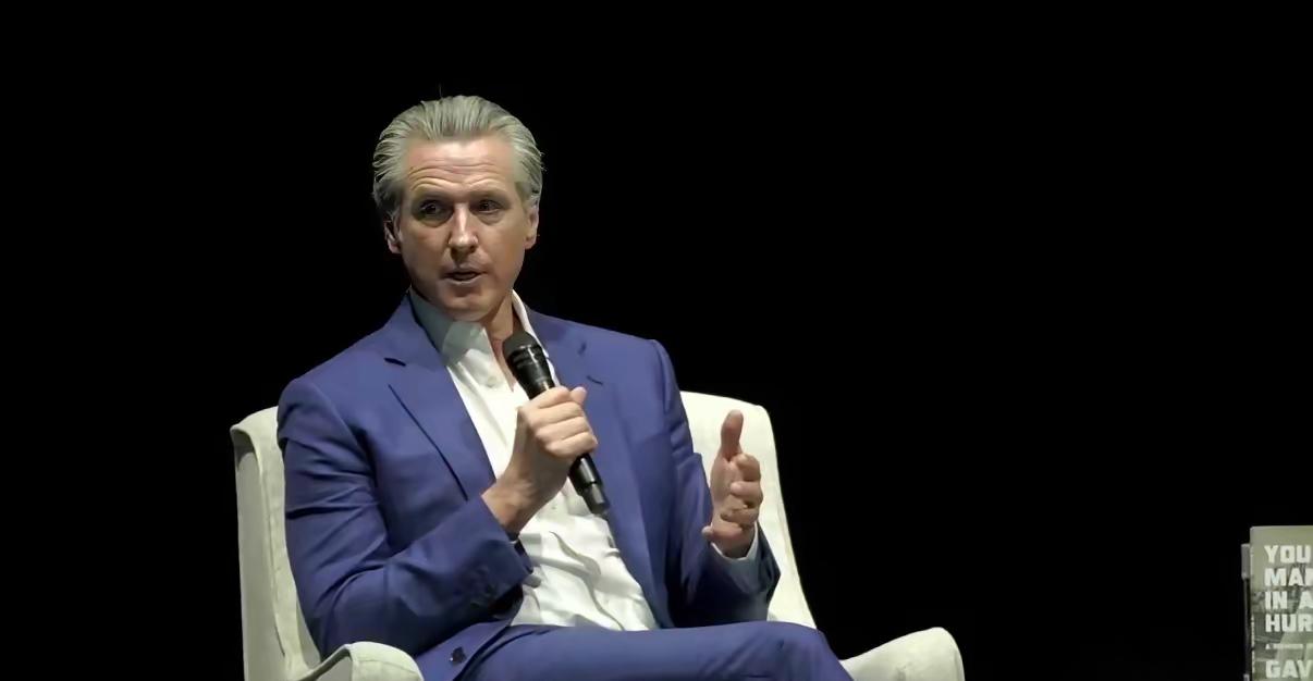 加州州长纽森今天写道：“别担心，美国！你们的油价在上涨——但特朗普赚得盆满钵满。