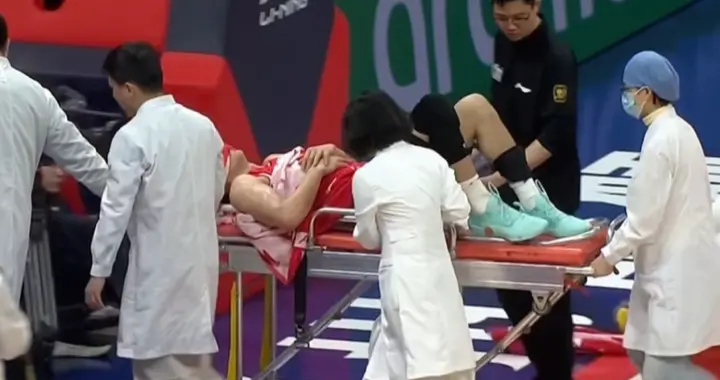 CBA常规赛，广州队球星郭艾伦被担架抬出场地，对抗倒地膝盖受伤令人担忧