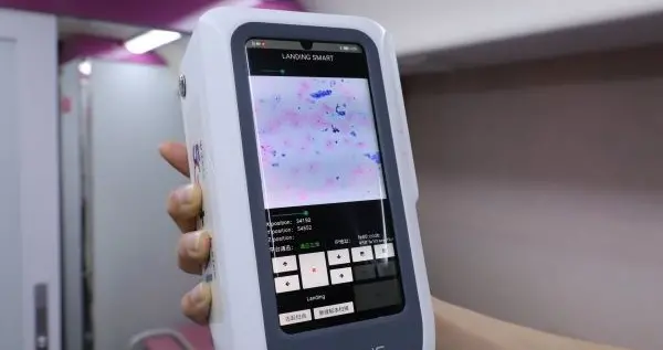 5G+人工智能宫颈癌筛查车开进健博会展区