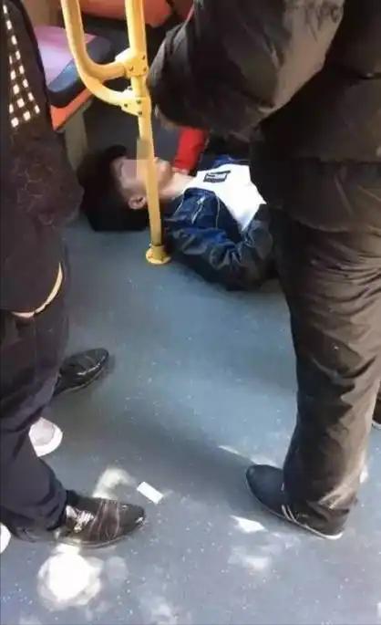 西安，一男子乘坐336路公交时突发心源性猝死倒地，司机停车照料、心肺复苏并原地等
