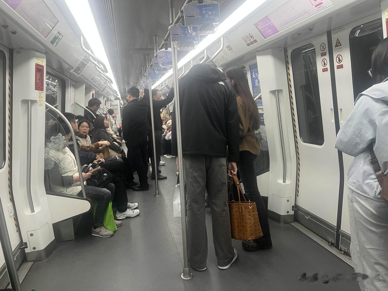 洛阳年轻人坐地铁，他们把公交车全让位给老年人了，难怪在公交车上，几乎清一色老年人