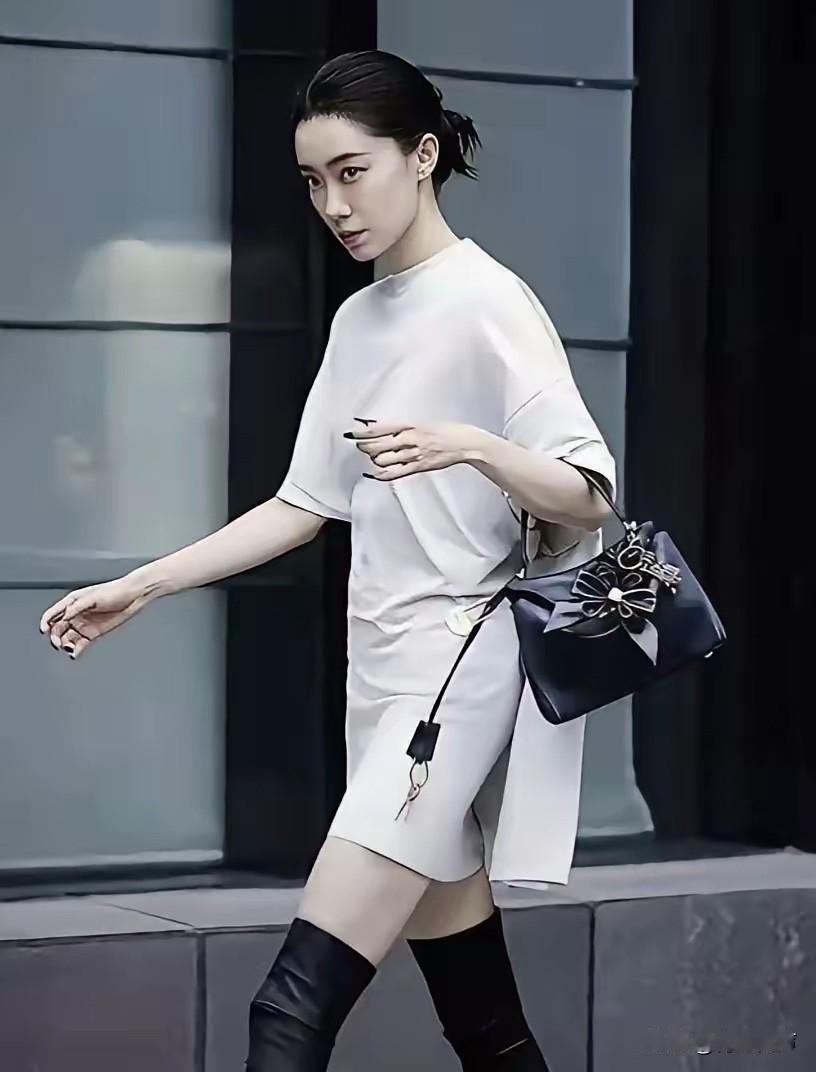 张小斐真是个狠人！
本以为她作为《功夫女足》的女主角，片酬怎么也比迪丽热巴要高，