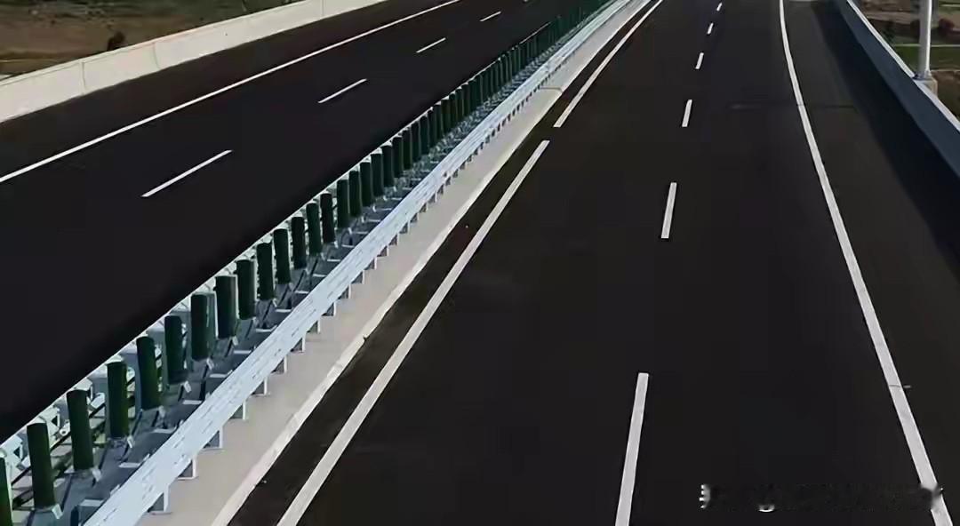 春假去了趟苏北，
深刻感受到江苏很多路段的高速公路该更新了，
双向四车道真的已经