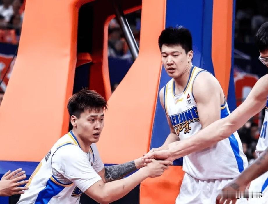 支棱起来了！陈盈骏谈赵睿：

“他是我们赢球的关键。”

“关键时刻。”

“赵