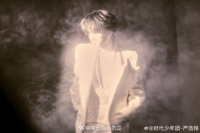 严浩翔柔软的自己严浩翔完全美神细腻温柔的氛围感大片上新，严浩翔眉眼柔和动人，骨相