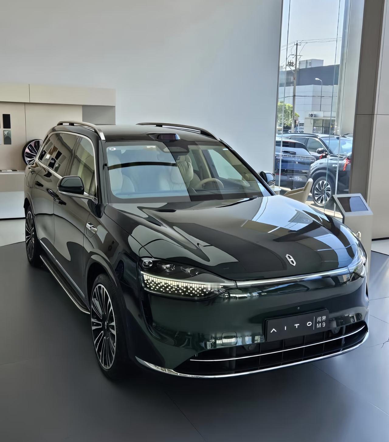 问界M9的性能配置，深刻体现了 “华为深度赋能下，科技旗舰的全维度巅峰体验”。