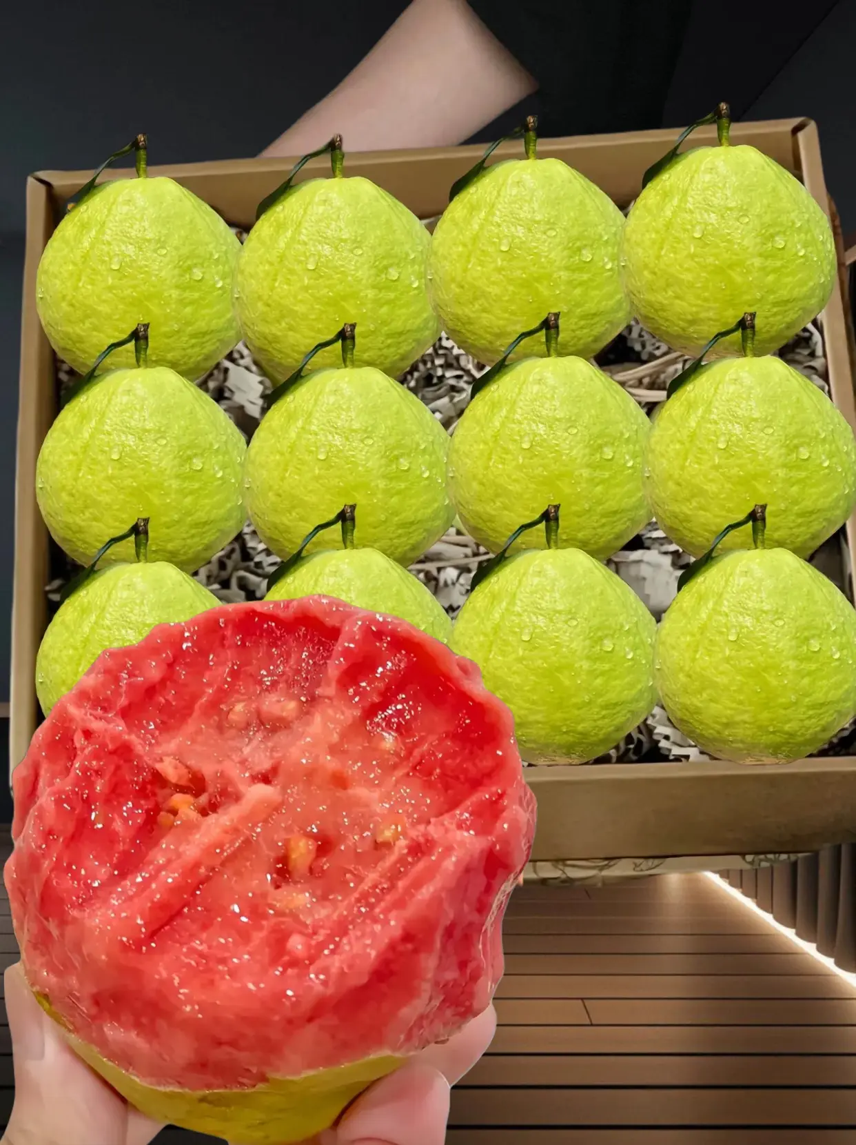 鲜嫩多汁 软糯细腻。随手买的红心芭乐，真的惊艳到我了！打开箱子就有一股...