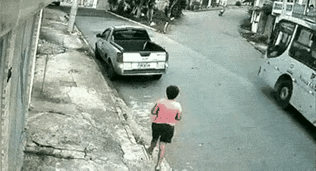 路口一定要减速观察，不然摔的可疼可疼了