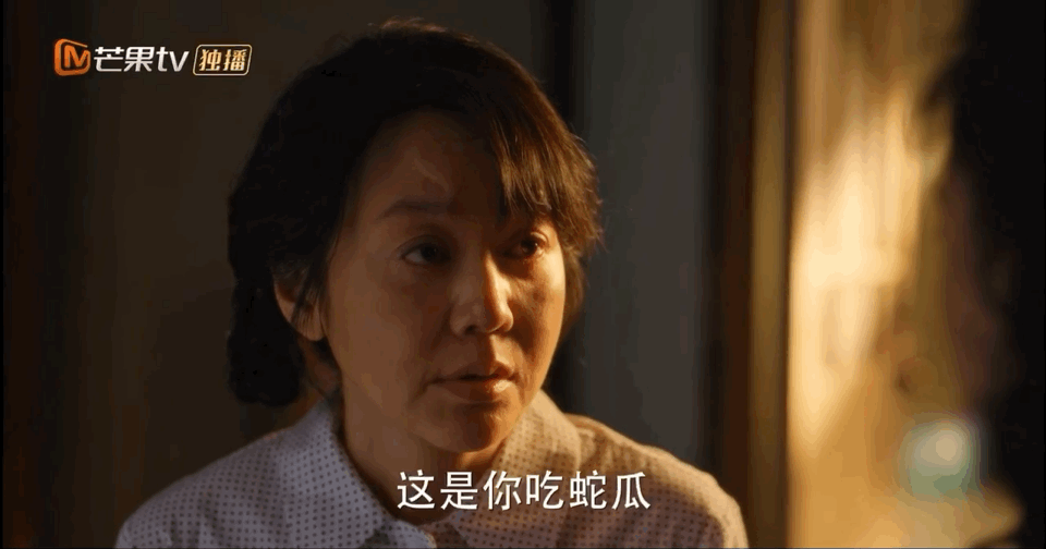 #闫妮这段太打动人了# 《小巷人家》中这一段闫妮情绪转换太自然了，宋莹给黄玲自行