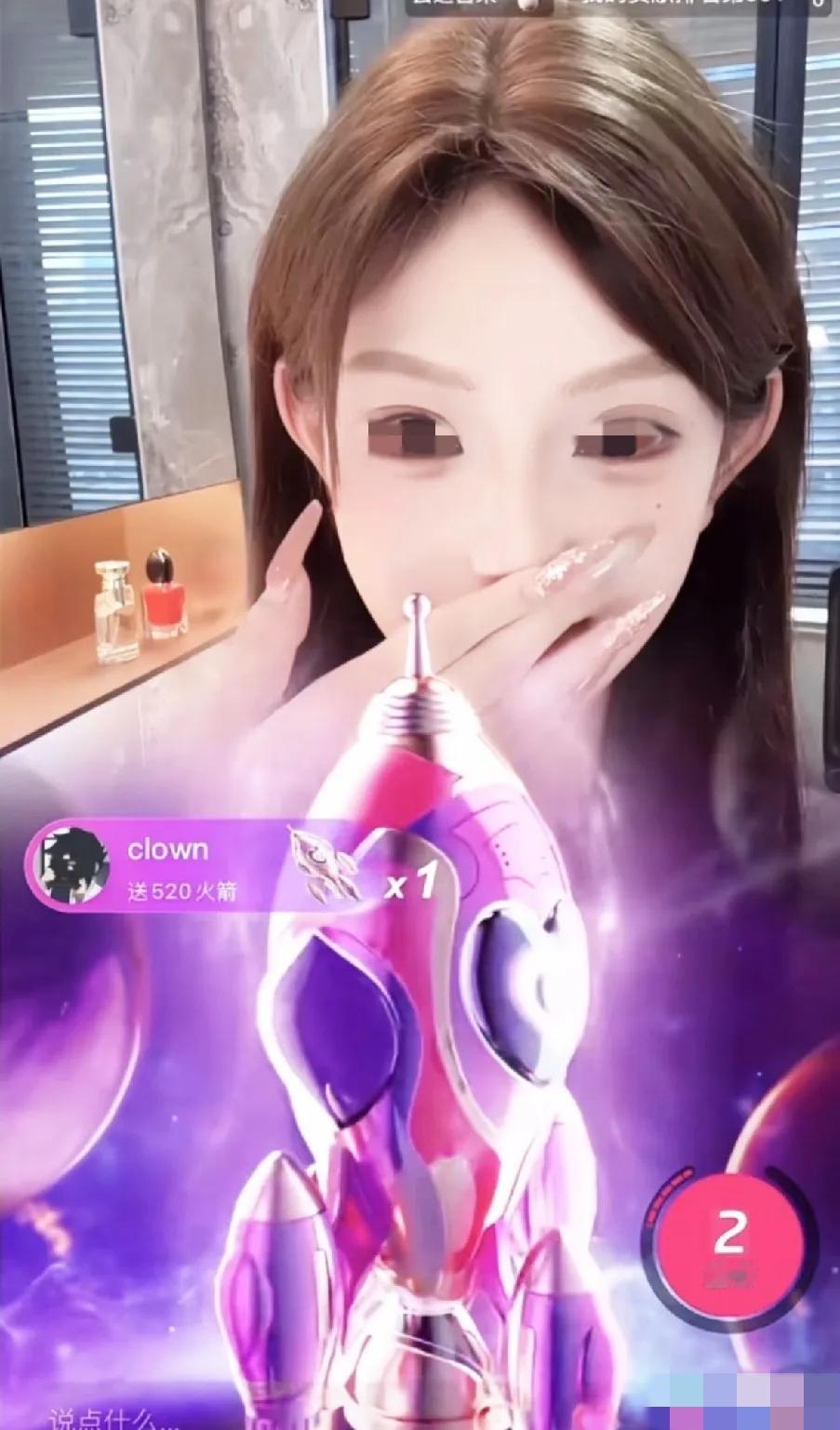 一个悲催女主播的故事。
 讲一个发生在女主播身上的故事，一个女孩做了半个月主播，