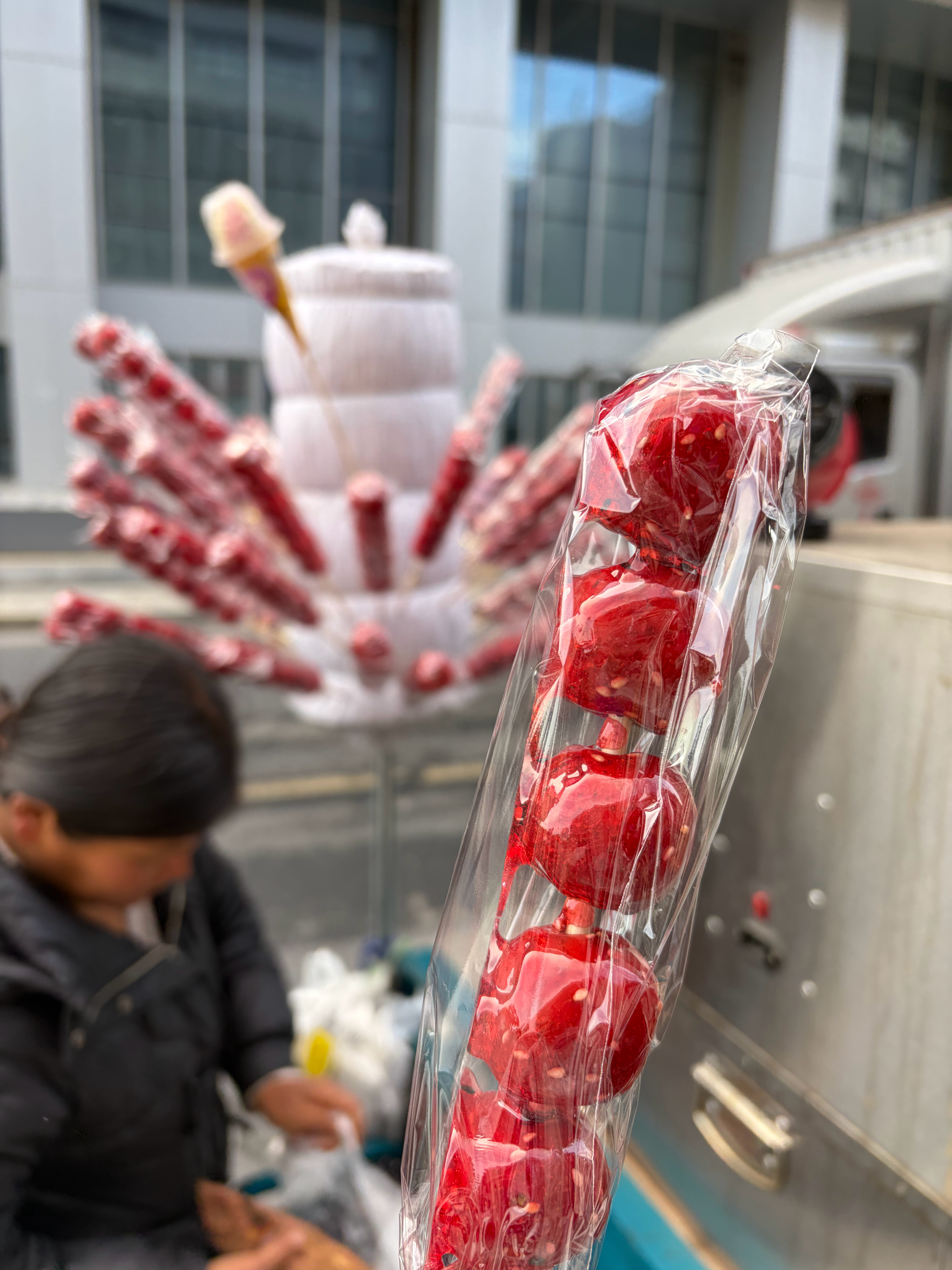 老式带红色素的糖葫芦真是少见了 