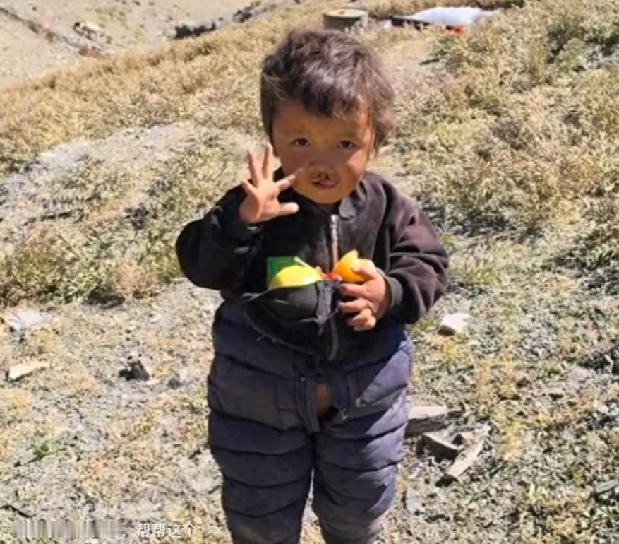 对着镜头求助李亚鹏救治兔唇患儿，一次网络喊话，藏着公益求助的现实难题

镜头凑近