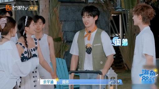 颜安余宇涵灵魂闺弟颜安余宇涵也太甜了吧！余宇涵请假深夜回归，抓着颜安的手超兴奋，