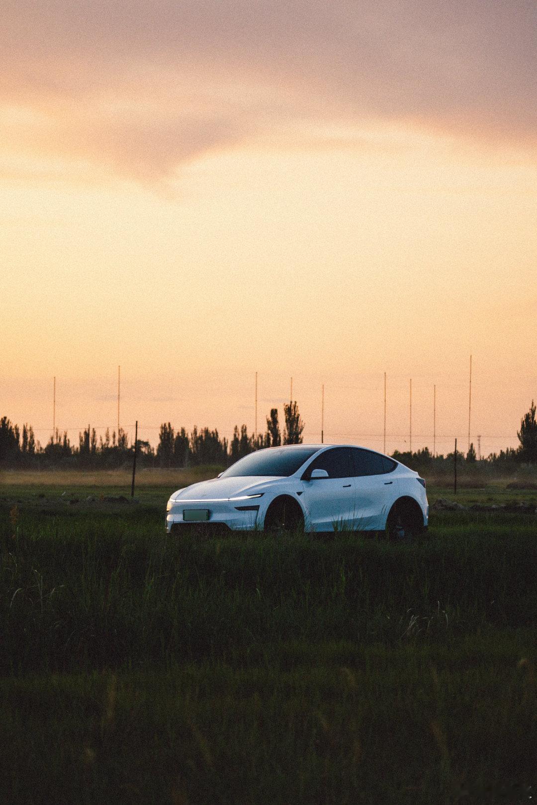 白色太容易出片了！！！ 特斯拉焕新model y 车漆等于免费了听说现在选白色的