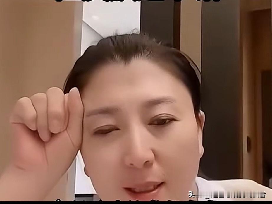闫学晶在直播的时候有点疲惫，有个粉丝说：“晶晶还是那么年轻漂亮”，闫学晶做了一个